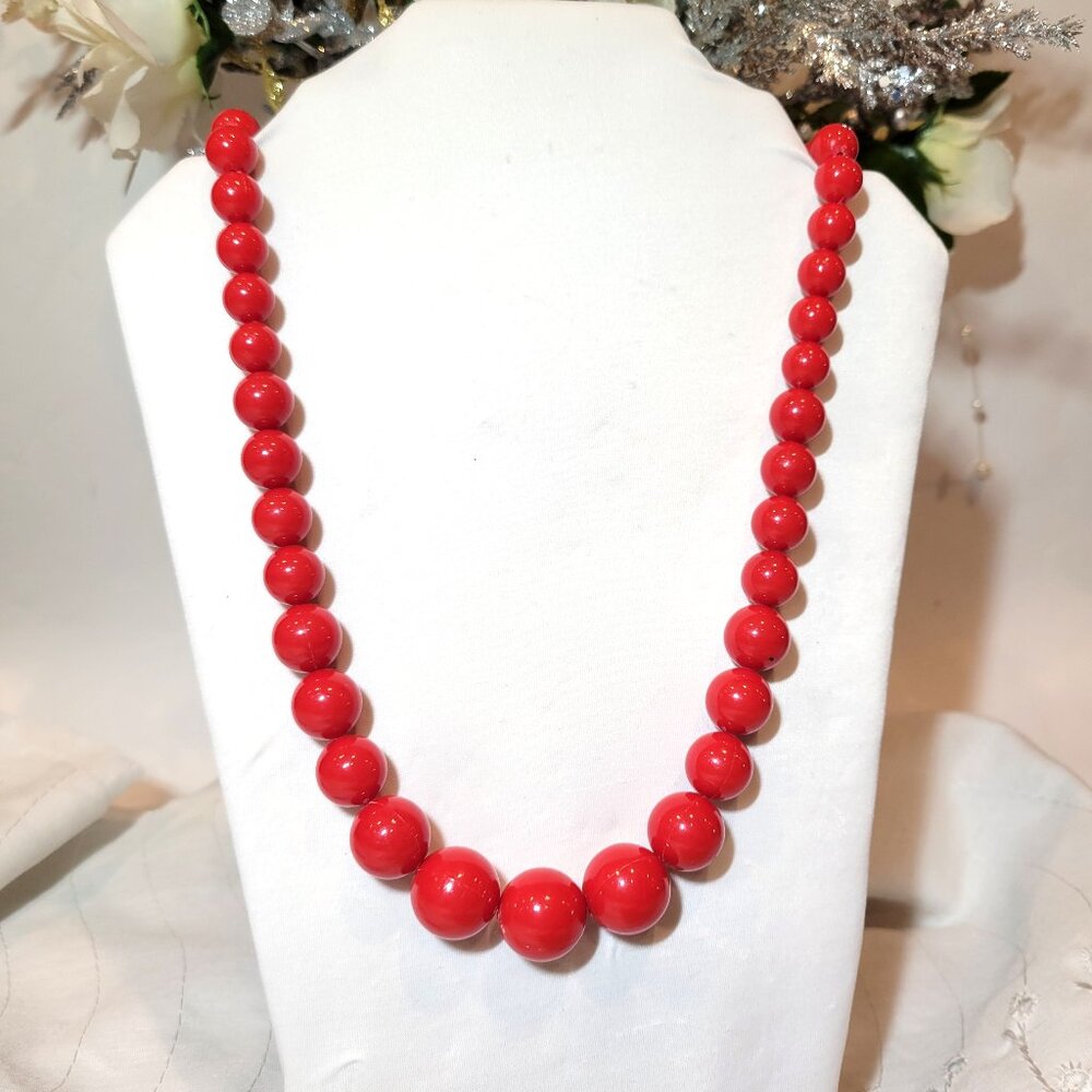 🎀Vintage 70's Bright Red Plastic Gumball Graduated Beaded Estate Necklace🎀